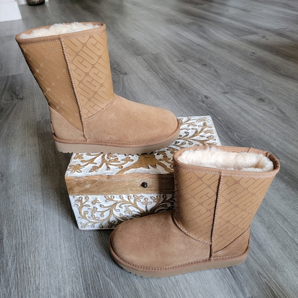 UGG Classic Short UGG Logo Suede Boot - Picture 3 of 8